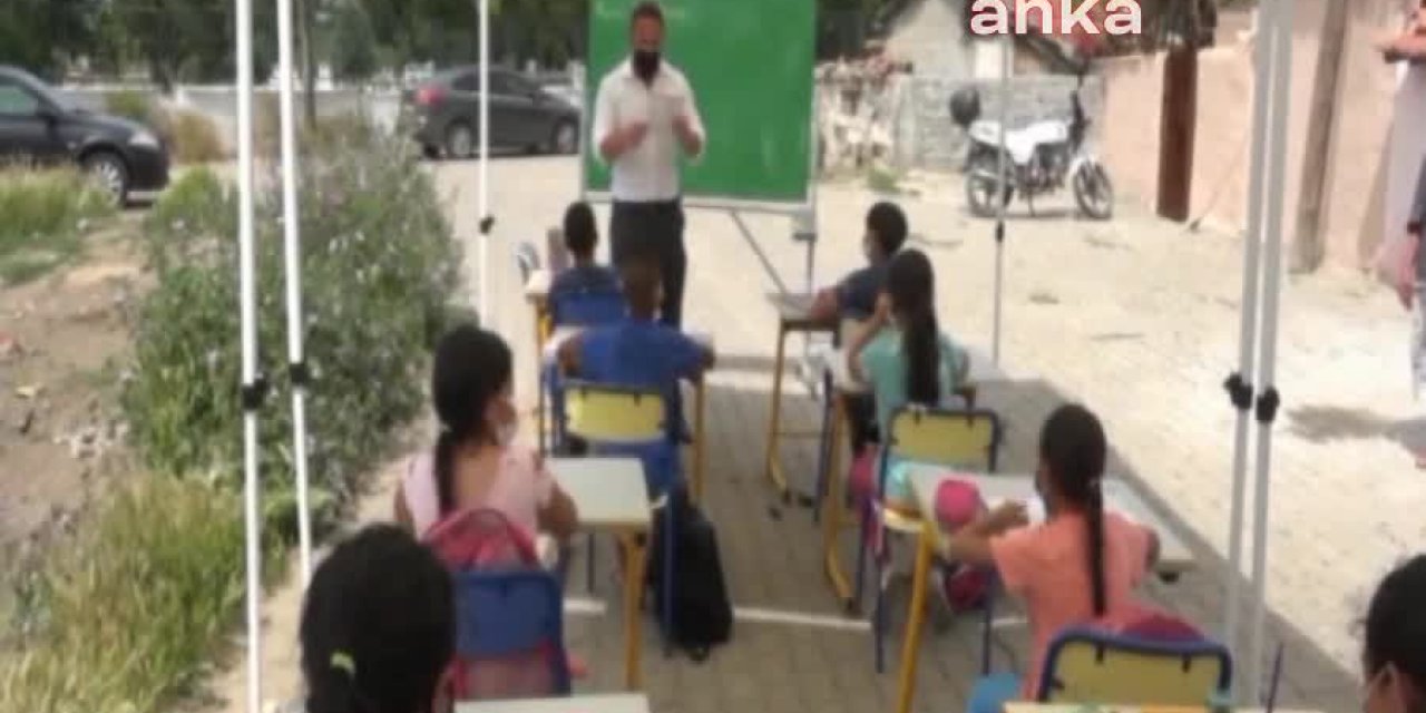 ÖĞRENCİLERİİÇİN AMELELİK YAPIYOR