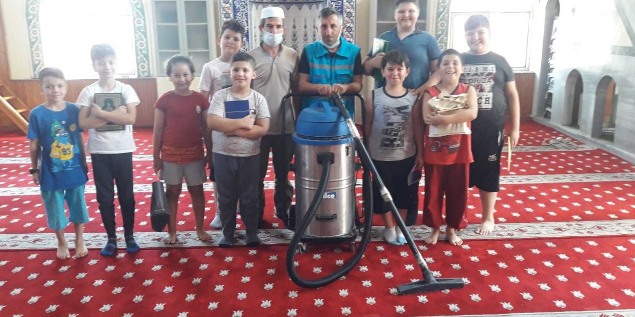 İZMİT'TE İBADETHANELER SÜREKLİ TEMİZ TUTULUYOR