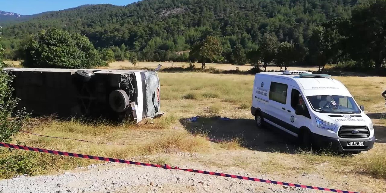 ŞOFÖR KALP KRİZİ GEÇİRDİ, OTOBÜS ÖĞRENCİ SERVİSİNE ÇARPTI: 1 ÖLÜ, 50 YARALI