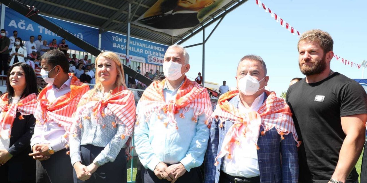 MUHİTTİN BÖCEK’TEN MERKEZEFENDİ GÜREŞLERİNE DESTEK