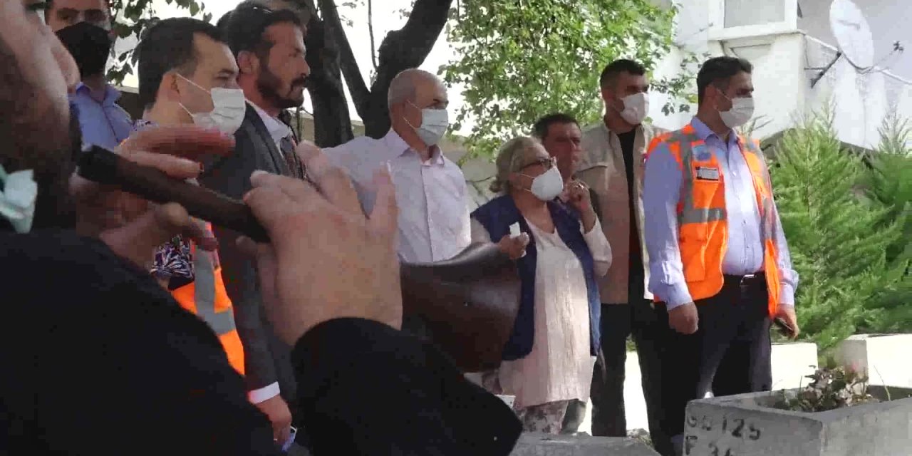 BÜYÜKÇEKMECE'DE DAVULLU ZURNALI HASARLI BİNA YIKIMI