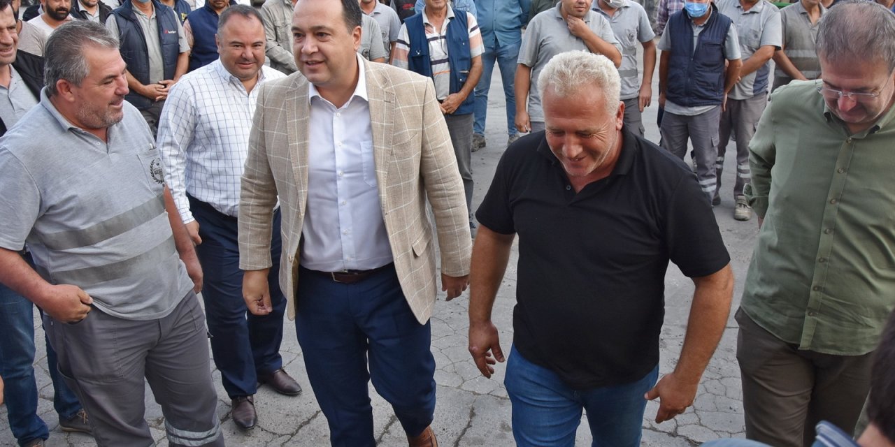 AKHİSAR BELEDİYE BAŞKANI DUTLULU, MESAİYE İŞÇİLERLE KAHVALTI YAPARAK BAŞLADI