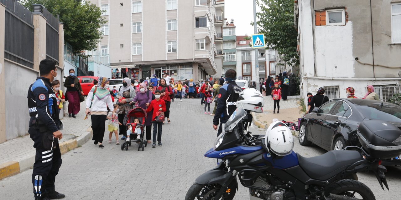 KÜÇÜKÇEKMECE ZABITASINDAN OKUL ÖNLERİNDE SIKI DENETİM