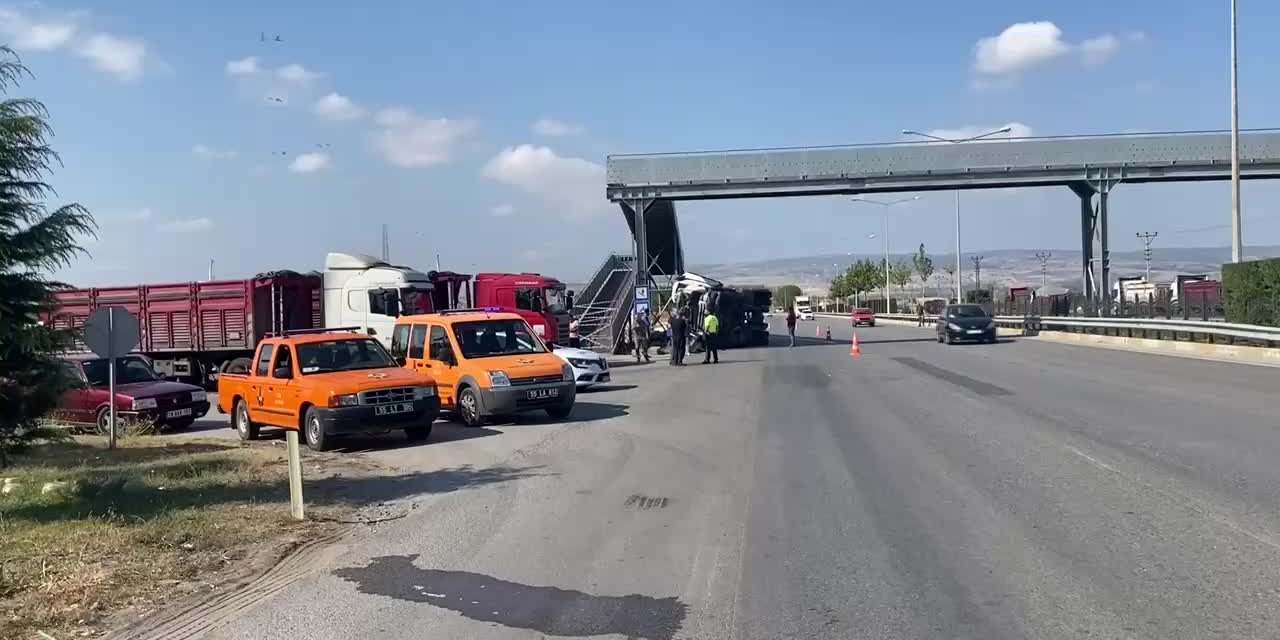 ÇORUM’DA YAYA ÜSTGEÇİDİNE ÇARPAN TIR'IN ŞOFÖRÜ HAYATINI KAYBETTİ