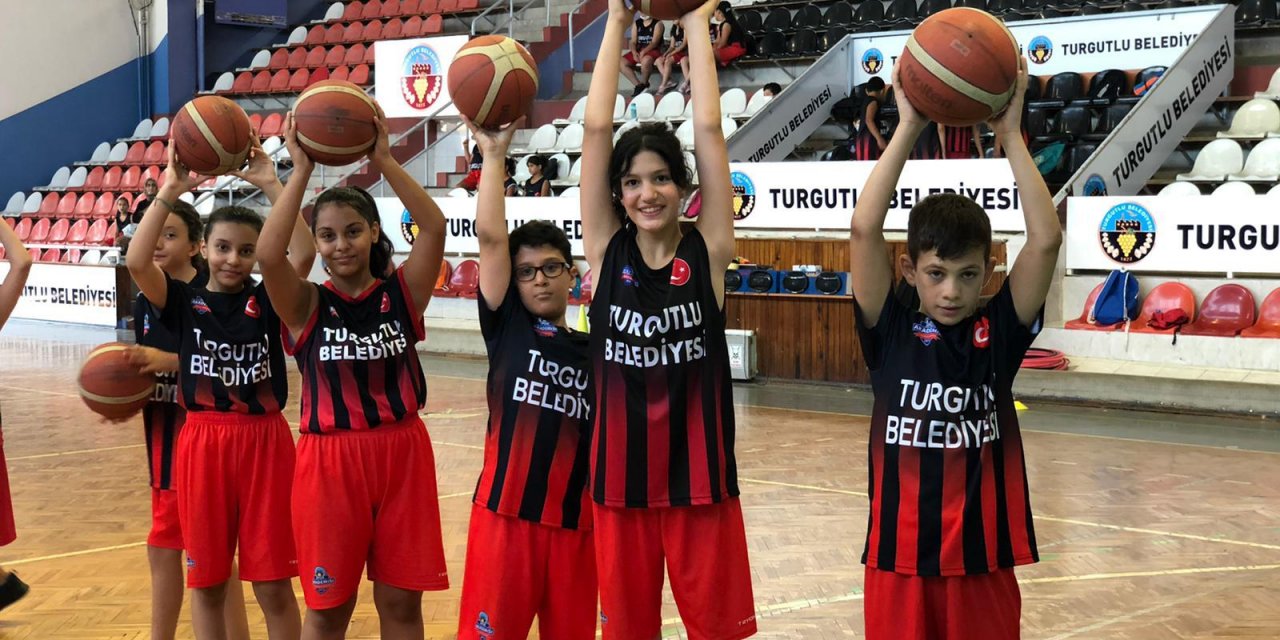 TURGUTLU’DA ÇOCUKLAR SPORLA BÜYÜYOR