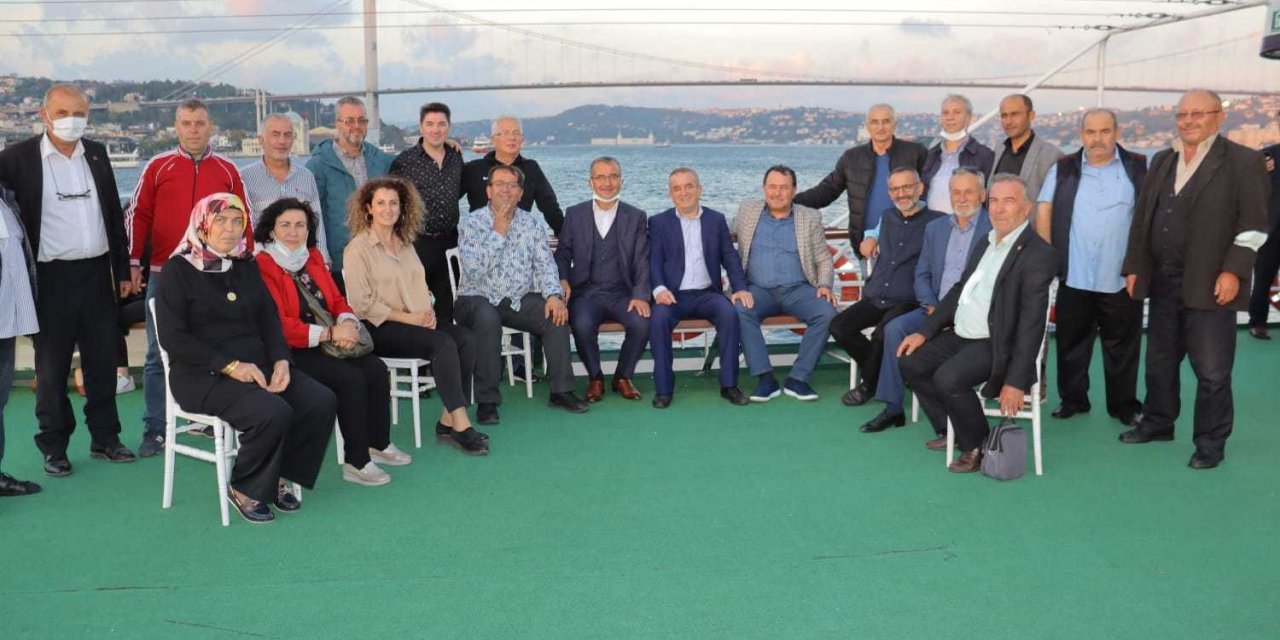 İZMİTLİ MUHTARLAR İSTANBUL'DA BOĞAZ TURUNA ÇIKTI