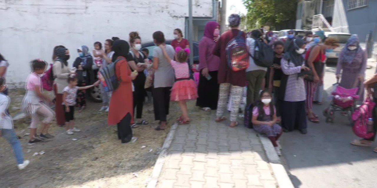 İZMİR'İN ÇERNOBİLİNİN YANI BAŞINDAKİ OKULDA, AİLELER ÜST ÜSTE EĞİTİME TEPKİ GÖSTERDİ!