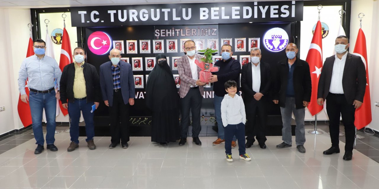 ŞEHİT YAKINLARINDAN TURGUTLU BELEDİYE BAŞKANI AKIN'A TEŞEKKÜR ZİYARETİ