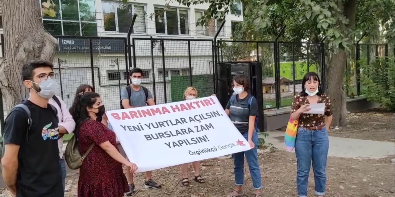 ÖĞRENCİLERDEN KYK ÖNÜNDE YURT PROTESTOSU: "PANDEMİ VE KRİZİN FATURASINI BİZE KESMEYİN!"
