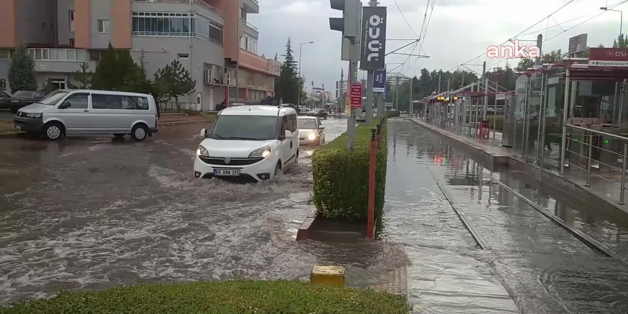 KAYSERİ'DE KUVVETLİ YAĞMUR SONRASI CADDELER GÖLETE DÖNDÜ