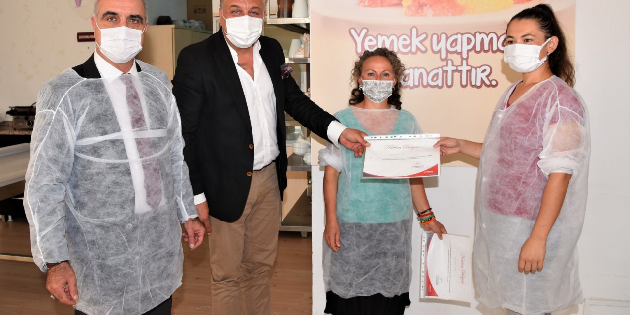 BORNOVALI KADINLAR, MUTFAKTA BULUŞUYOR, KIŞA HAZIRLANIYOR