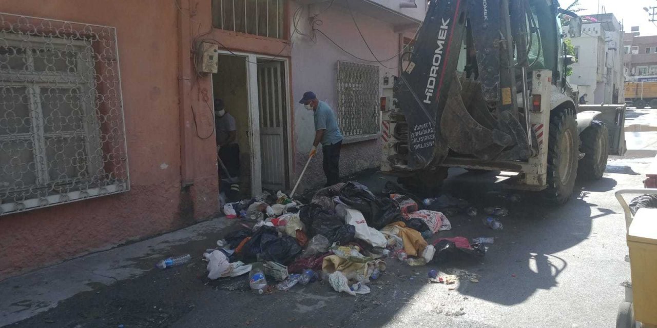 SEYHAN'DA BİR EVDEN 9 KAMYON ÇÖP ÇIKARILDI