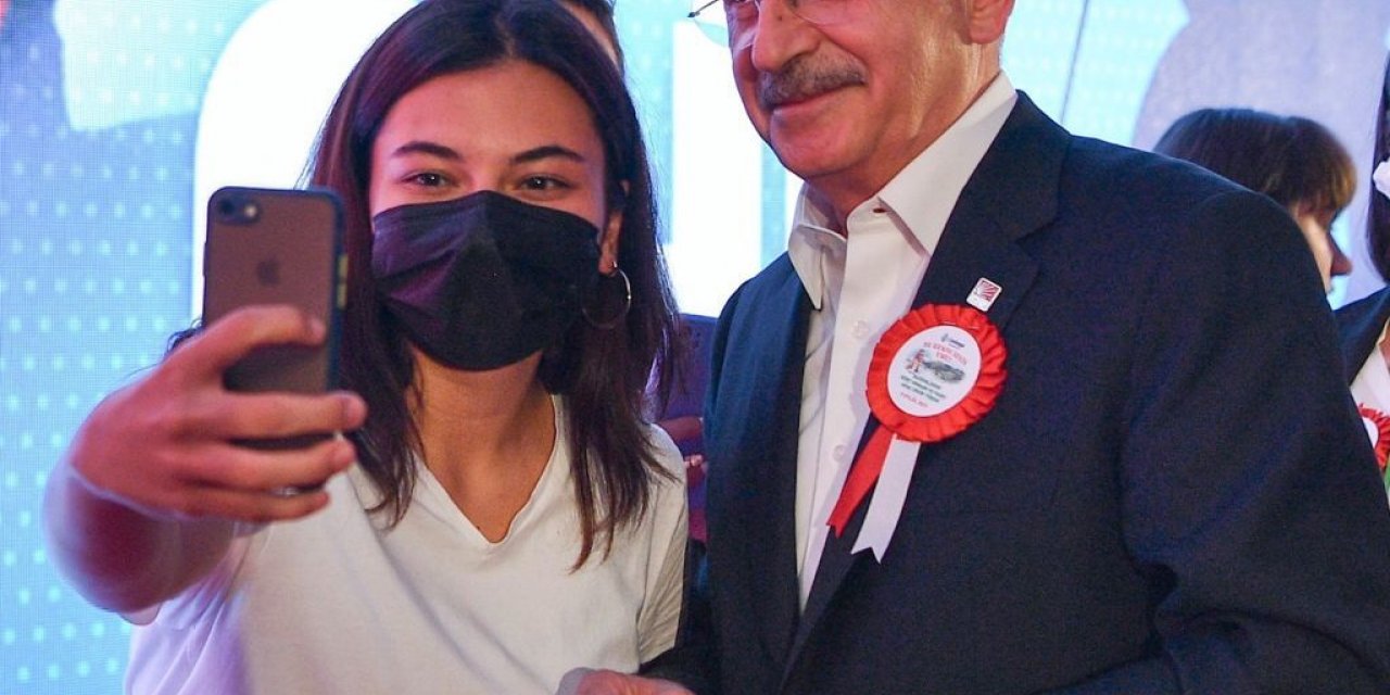 KILIÇDAROĞLU, YENİ KADIN ÜYELERİ ROZETİNİ TAKTI