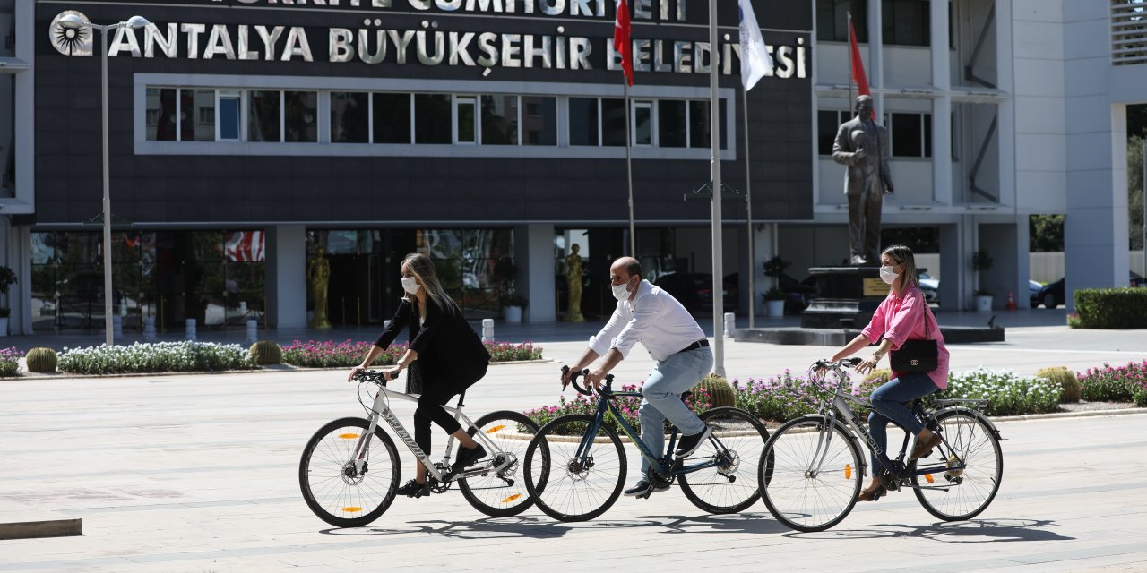 ANTALYA'DA BÜYÜKŞEHİR PERSONELİİŞE BİSİKLETLE GİTTİ