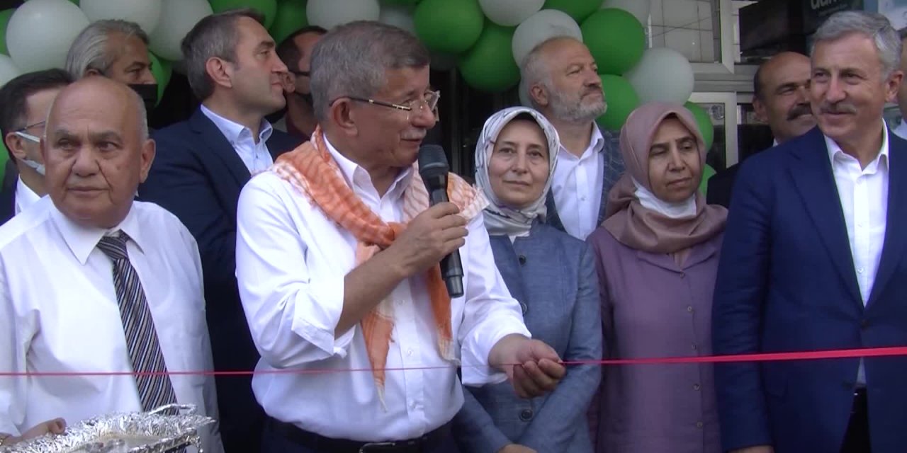 DAVUTOĞLU: YOKSULLUĞA, YASAKLARA KARŞI HEP BERABER MÜCADELE ETMEYE GELİYORUZ