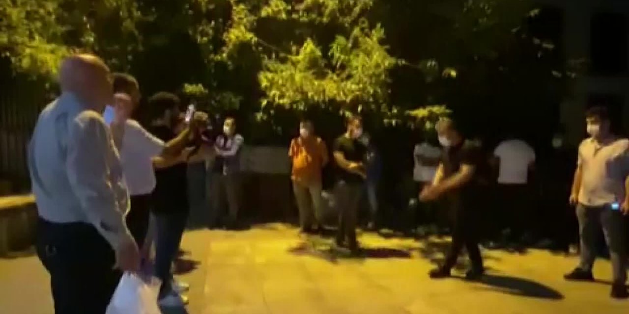 ÜNİVERSİTE ÖĞRENCİLERİ PARKTA SABAHLADI: "YURT SORUNU ÇÖZÜLENE KADAR BANKLARDA YATMAYA DEVAM EDECEĞİZ"