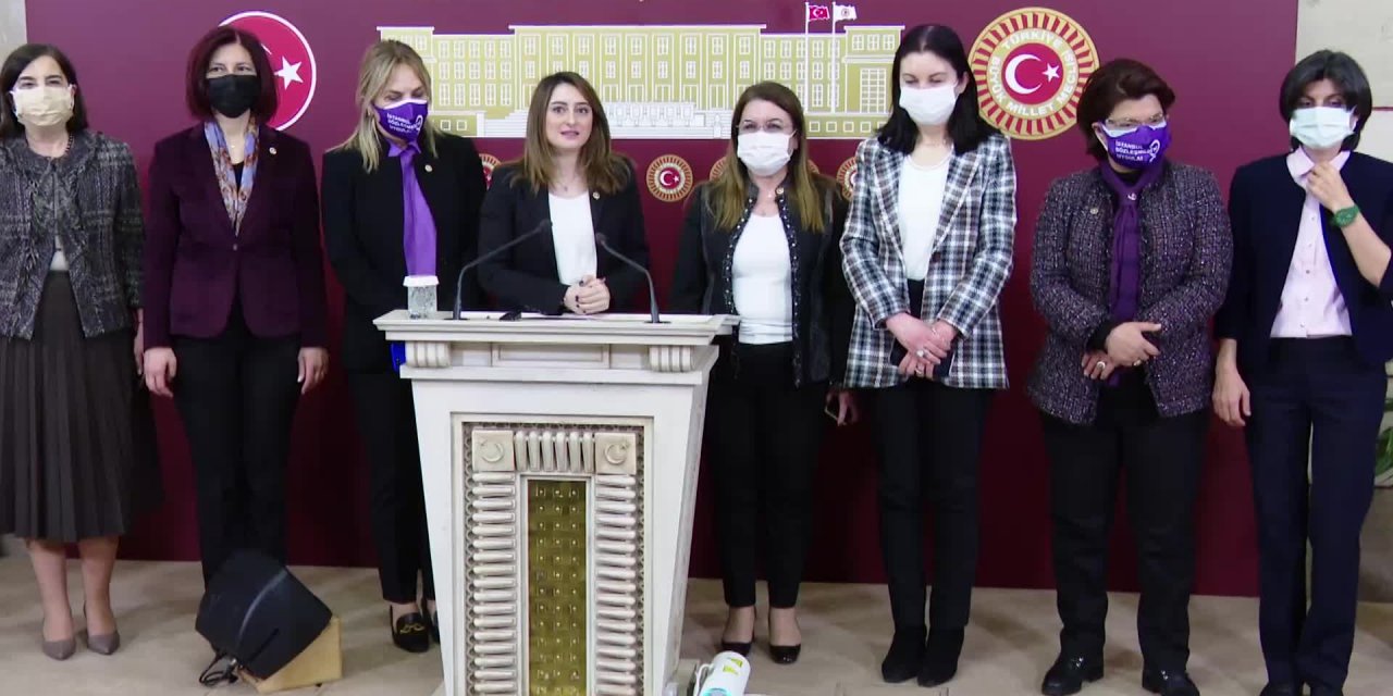 CHP'Lİ KADIN MİLLETVEKİLLERİ: "‘KADINLARI VİCDANDA KORUYACAĞIZ’ DEMEK TECAVÜZ EDEN ERKEKLERİN VİCDANINA BIRAKMAKTIR"