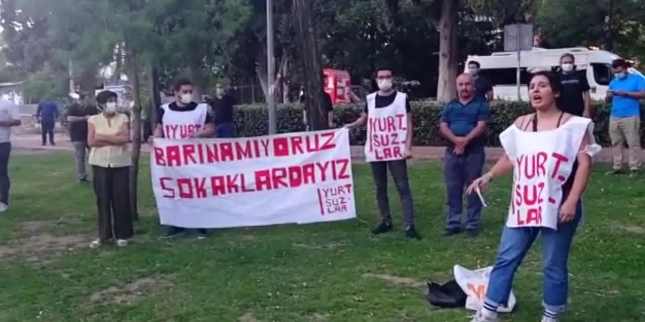 İZMİR'DE BARINACAK YER BULAMAYAN ÖĞRENCİLER HASANAĞA PARKI'NDA SABAHLAYACAK