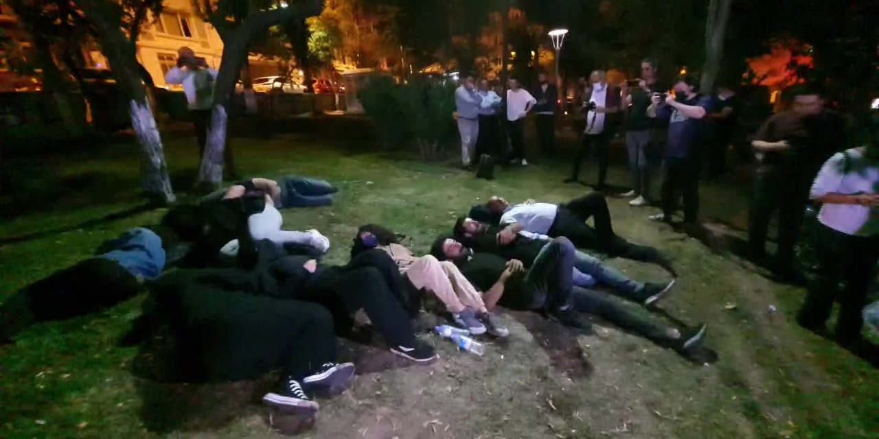 BARINAMAYAN ÜNİVERSİTE ÖĞRENCİLERİ BU GECEYİ DE DIŞARIDA GEÇİRDİ
