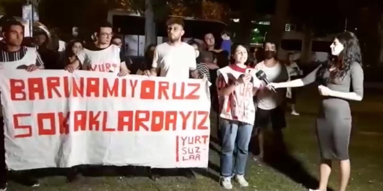 İZMİR'DE PARKTA SABAHLAYAN ÖĞRENCİLER: "AİLELERİMİZİ ARAYIP 'ÇOCUĞUNUZ EYLEMDE, GELİN ALIN. YOKSA GÖZALTI YAPILACAK' DİYE TEHDİT ETTİLER"