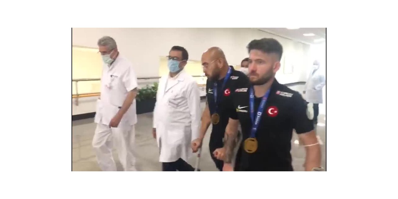 AMPUTE MİLLİ FUTBOL TAKIMINDAN ANKARA ŞEHİR HASTANESİ'NE ANLAMLI ZİYARET: ŞAMPİYONLUK KUPASINI ÇALIŞANLARA ARMAĞAN ETTİLER