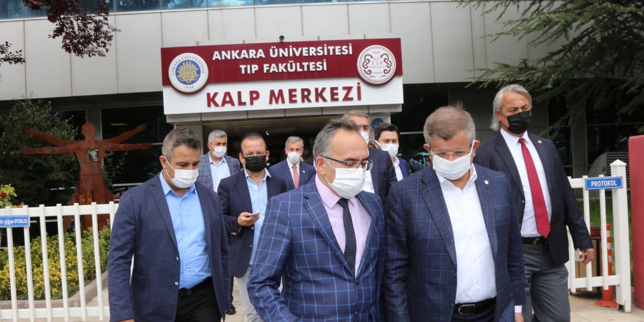 DAVUTOĞLU, ESKİ DÜNYA UYGUR KURULTAYI BAŞKANI ERKİN ALPTEKİN'İ HASTANEDE ZİYARET ETTİ