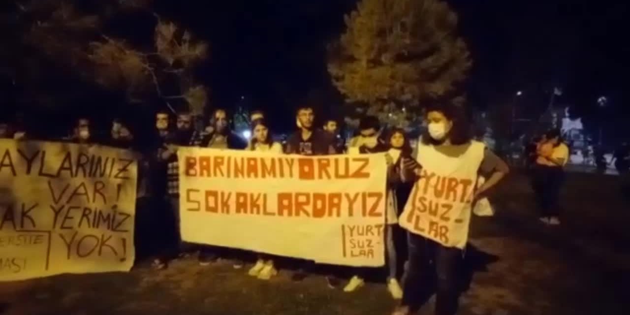 İZMİR'DEKİÖĞRENCİ EYLEMİ 3. GÜNÜNDE: "OTEL AÇMAK GÖSTERMELİK ÇÖZÜM. 20 BİNİNCİ YEDEKTE OLAN ARKADAŞLARIMIZ VAR"