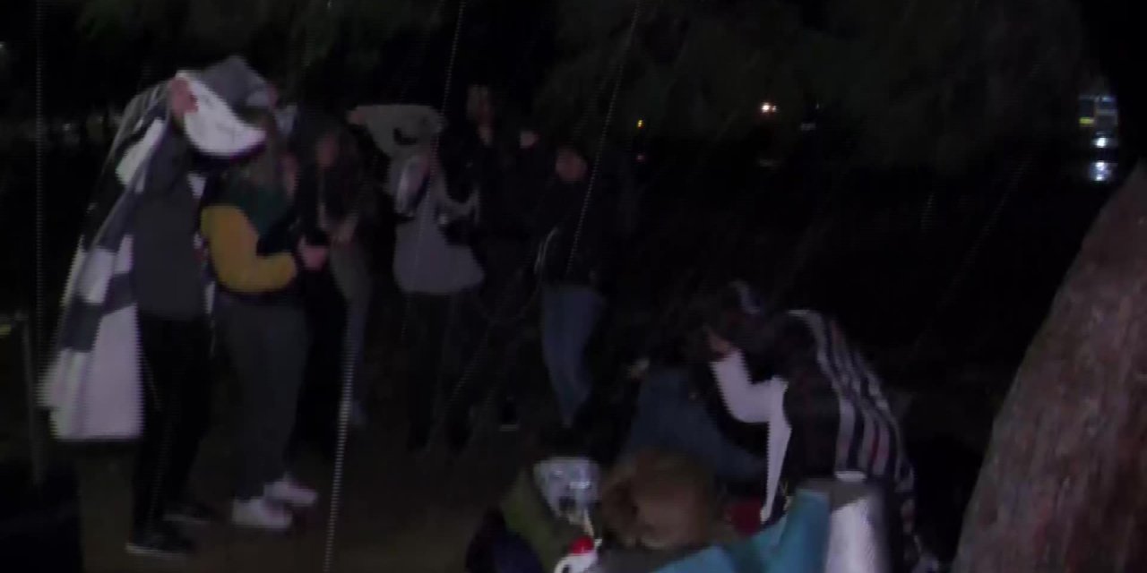 BARINAMAYAN ÜNİVERSİTE ÖĞRENCİLERİ, İSTANBUL'DA PARKTA SAĞANAK YAĞIŞ ALTINDA SABAHLADI