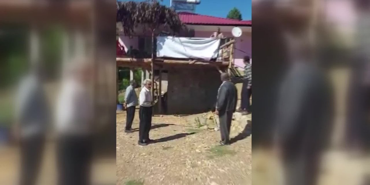 KAHRAMANMARAŞLILARDAN YARIM BIRAKILAN YOL YAPIMINA PANKARTLI TEPKİ