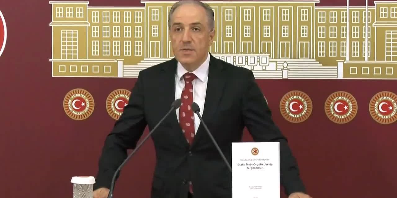 YENEROĞLU, “HUKUKSUZLUĞUN SIRADANLAŞMASI” RAPORUNU AKTARDI: “DEVLETİN EN ÜST MERCİLERİNİN SÖZDE BİLMEDİĞİNİ SOKAKTAKİ VATANDAŞIN NEDEN BİLMESİ GEREKİYORMUŞ?”