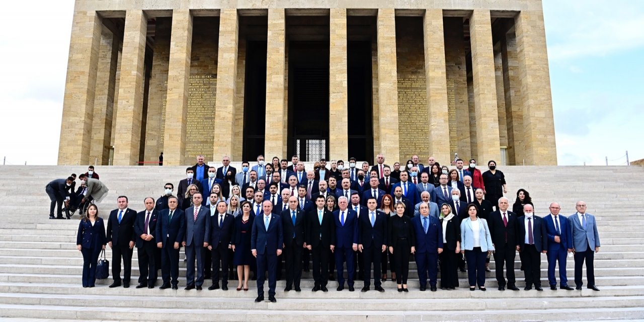MEMLEKET PARTİSİ ANITKABİR'İ ZİYARET ETTİ