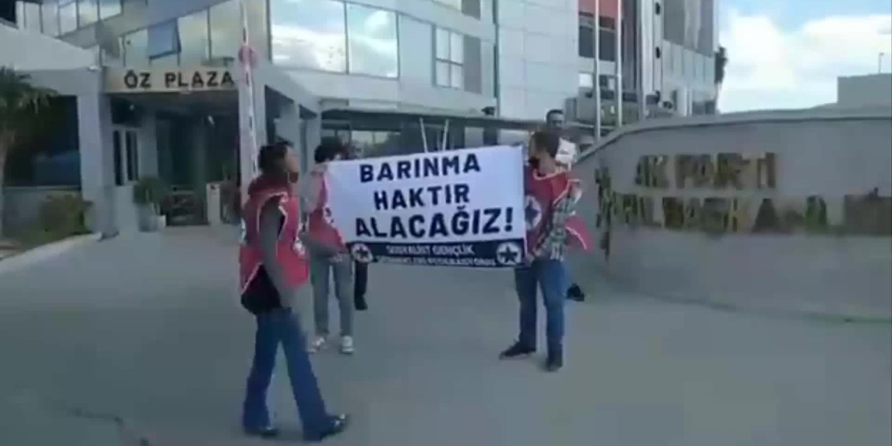 AKP ÖNÜNDE EYLEM YAPMAK İSTEYEN 3 ÖĞRENCİ SÜRÜKLENEREK GÖTÜRÜLDÜ