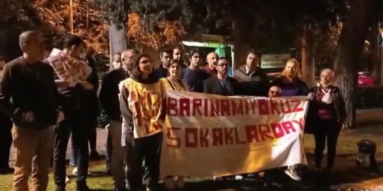 İZMİRLİÖĞRENCİLERDEN ŞARKILI TEPKİ: "YAĞMURDA, KARDA, SUDA ELİN BUCA'SINDA KALALUM"