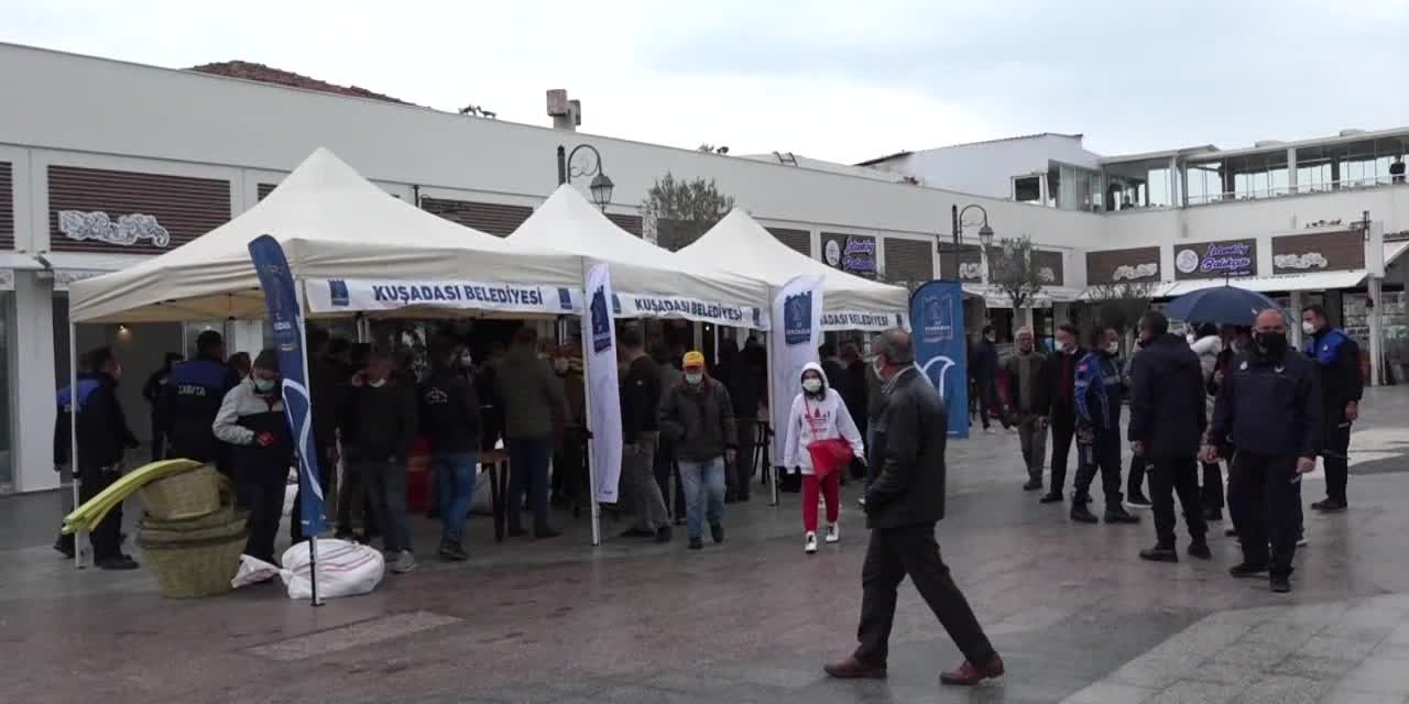 KUŞADASI BELEDİYESİ'NDEN BALIKÇI ESNAFINA MALZEME DESTEĞİ
