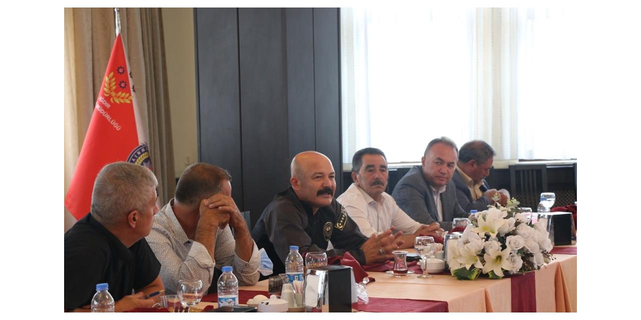 IĞDIR EMNİYET MÜDÜRÜ YONCA’DAN MUHTARLARA: “ÖĞRENCİLERE EV BULUNMASI İÇİN YARDIMCI OLMALISINIZ”
