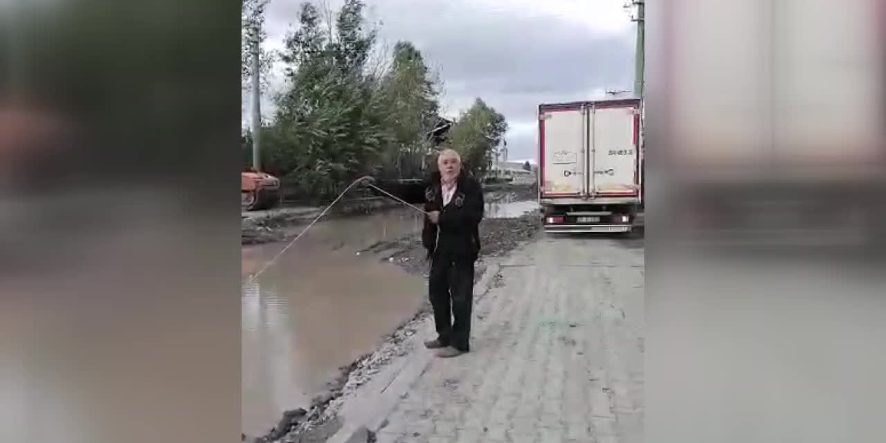 KARS'LI ESNAF, YOLDA BİRİKEN SUDA BALIK TUTMAYA ÇALIŞTI