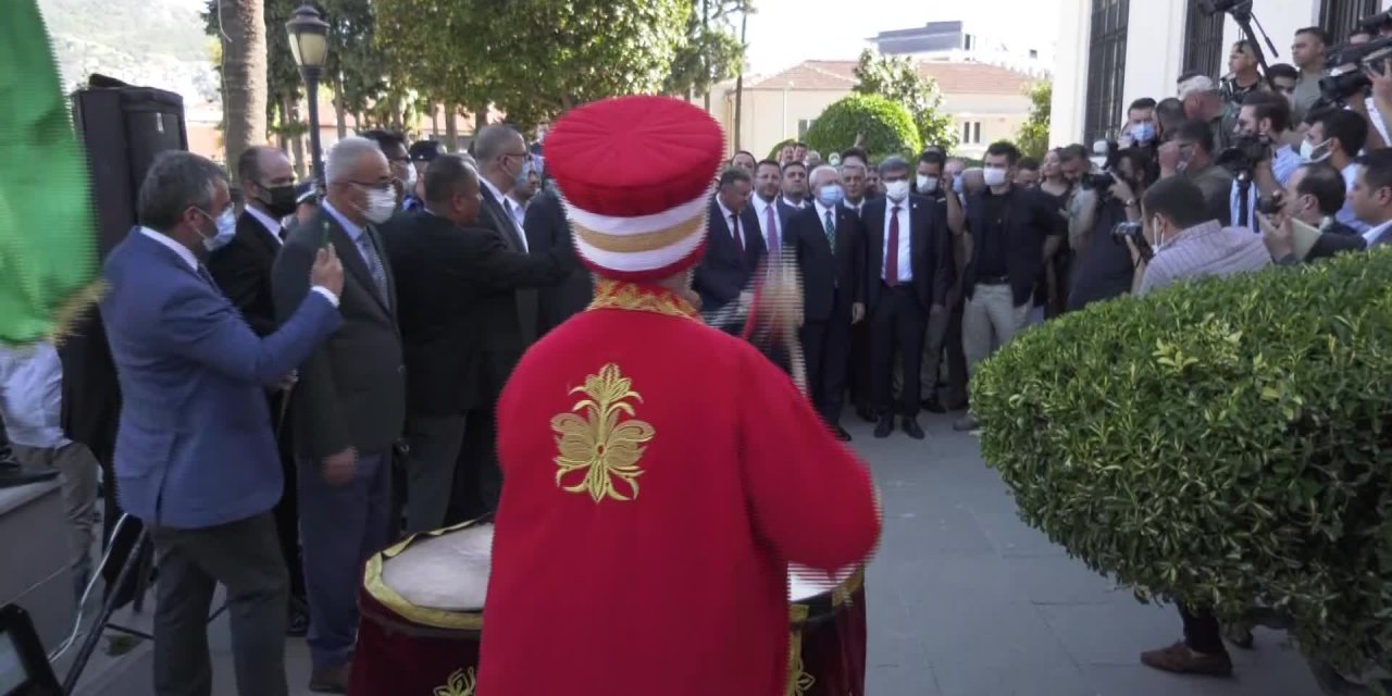 KILIÇDAROĞLU, HATAY BÜYÜKŞEHİR BELEDİYESİ'NİN ÖNÜNDE MEHTER TAKIMIYLA KARŞILANDI