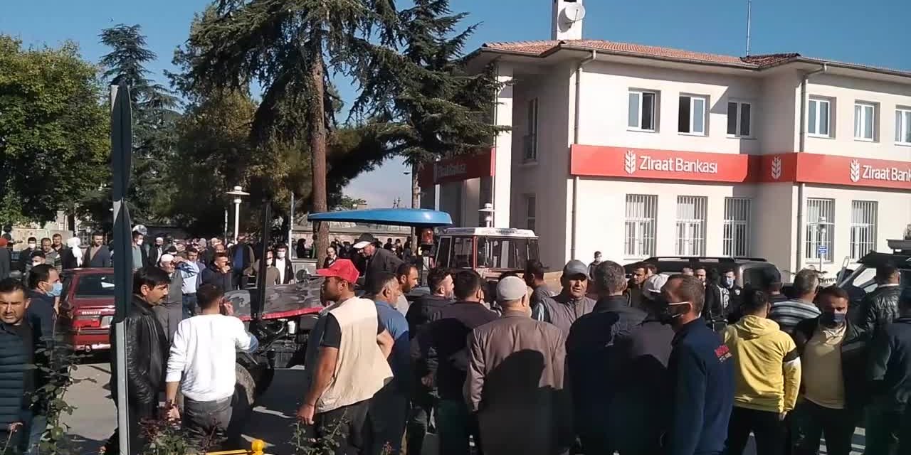 SAMSUN VEZİRKÖPRÜ'DE ÖFKELİ HALK, BELEDİYE BİNASINA SALDIRDI, BAŞKANIN MAKAM ODASININ CAMLARI KIRILDI