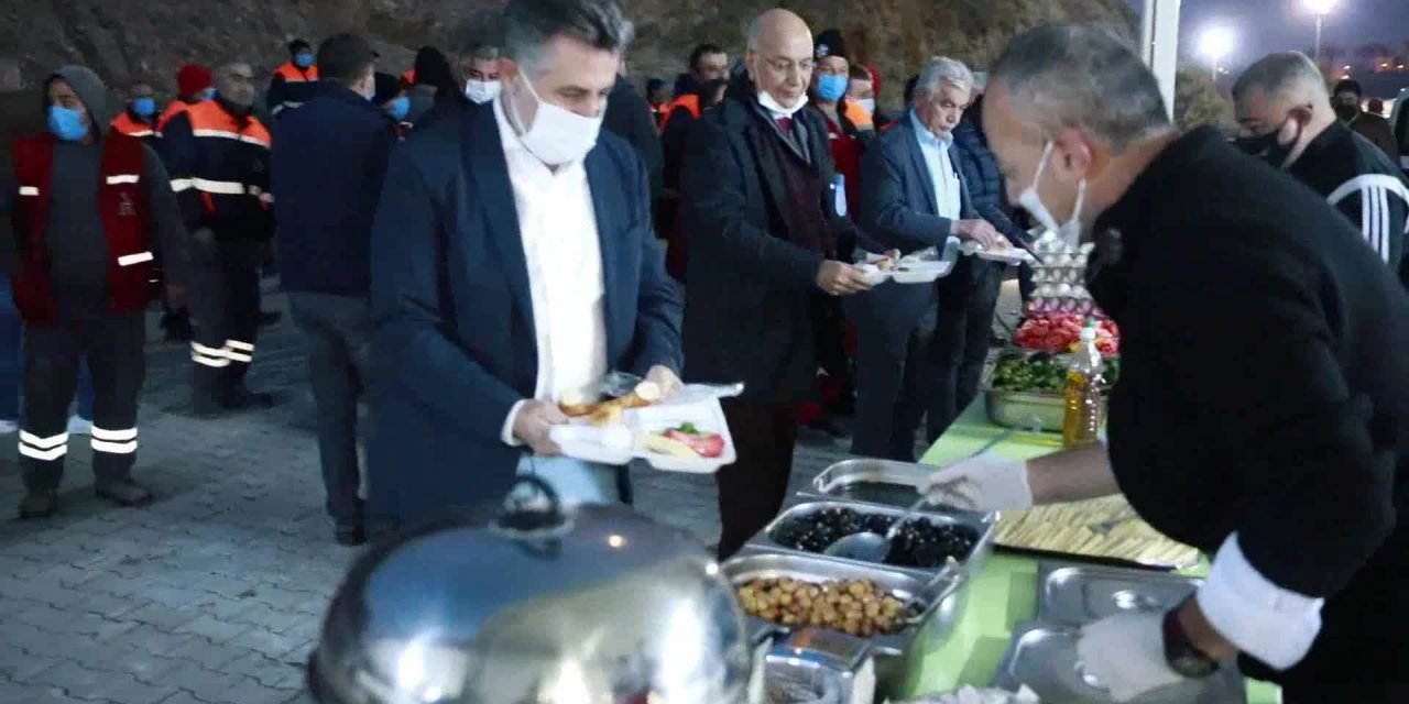 BAYRAKLI BELEDİYE BAŞKANI SANDAL: "HER ZAMAN EMEKTEN, ÇALIŞANDAN YANAYIM"