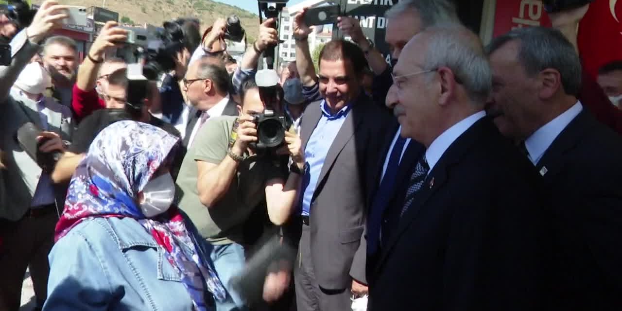 KILIÇDAROĞLU’NA PAZARDAKİ PAHALILIĞI ANLATAN KADININ CÜZDAN-POŞET HESABI: BU DOLUYSA BU DOLAR, YARIM BOŞSA BU YARIM DOLAR