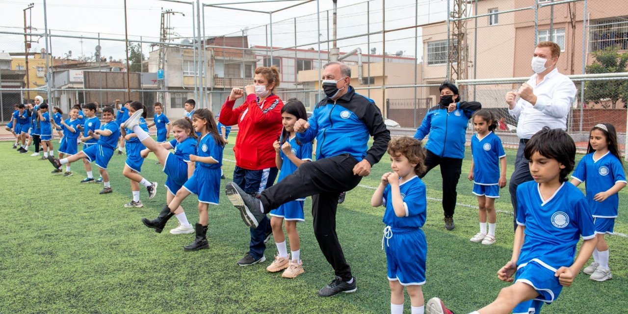 SEYHAN BELEDİYESİ'NİN SPOR OKULLARI ÇOCUKLARI EĞİTİYOR, GELECEĞE TAŞIYOR