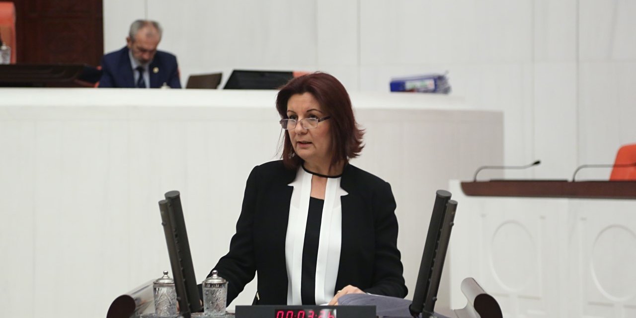 CHP'Lİ KARABIYIK: "MEB KARARSIZLIĞI İLE YENİ BİR KAOSUN ORTAYA ÇIKMASINA NEDEN OLDU!"