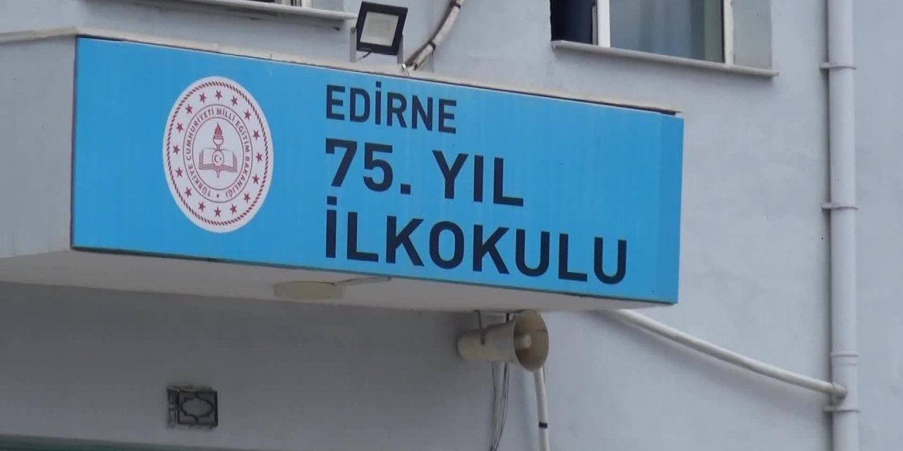 KARANTİNADAKİ SINIF SAYISI ARTIYOR. EDİRNE EĞİTİM İŞ: "İTİBARDAN TASARRUF OLMUYOR AMA EĞİTİMDEN, SAĞLIKTAN NASIL TASARRUF EDİLİYOR ANLAMAK MÜMKÜN DEĞİL"