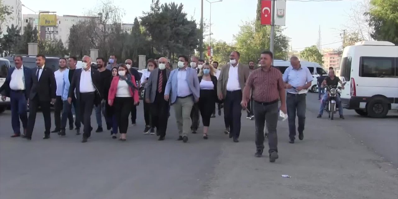 CHP'Lİ KARACA'DAN ŞANLIURFA'DA ADALET NÖBETİ TUTAN ANNEYE DESTEK ZİYARETİ