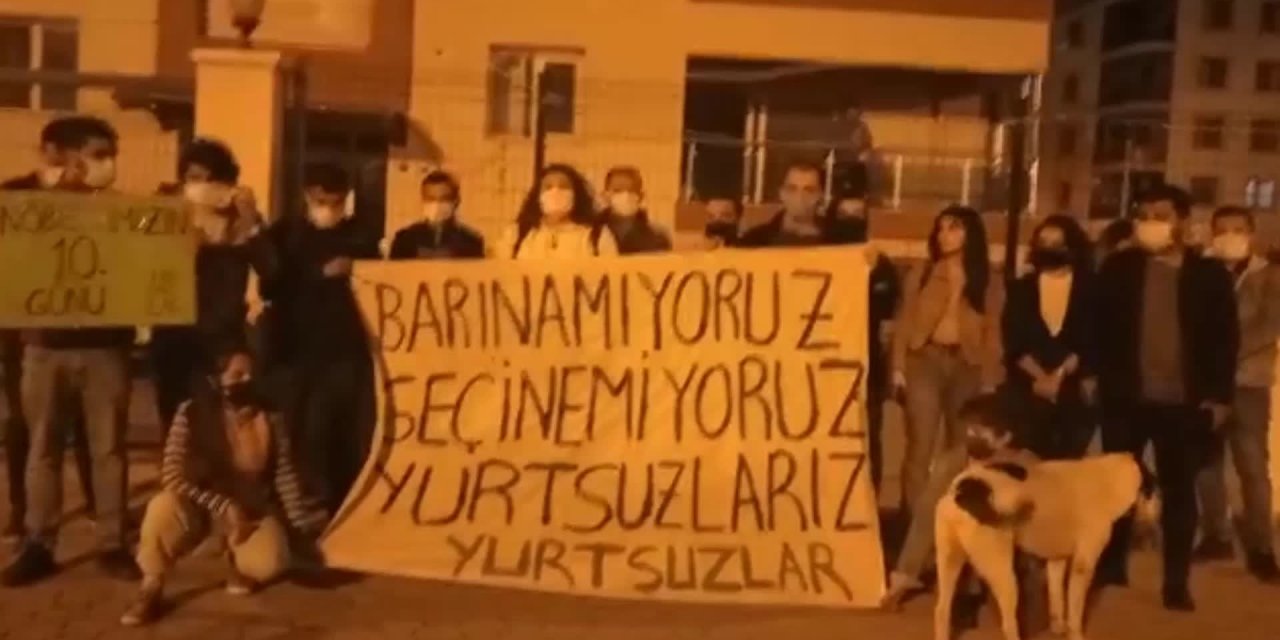 KAPATILAN YURDUN ÖNÜNDE "BARINAMIYORUZ" EYLEMİ