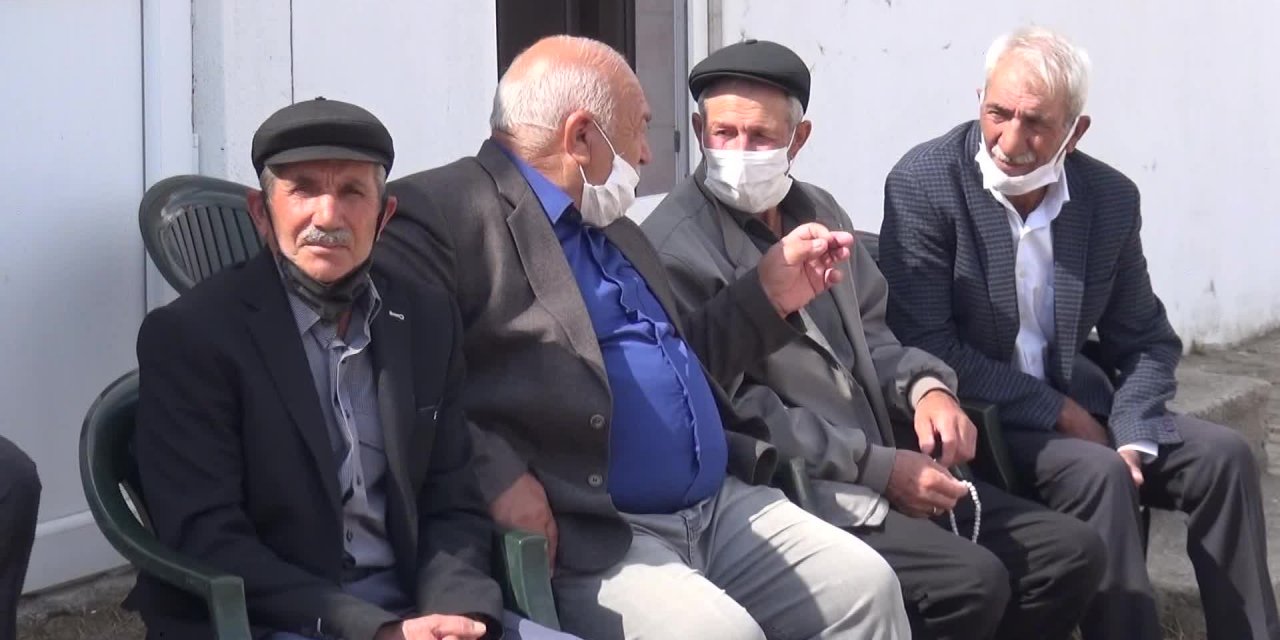 EDİRNE'DE VALİNİN GİRİŞİMİYLE BİR ARAYA GELEN HUSUMETLİİKİ AİLE, KURAN-I KERİM'İN ALTINDAN GEÇEREK BARIŞTI