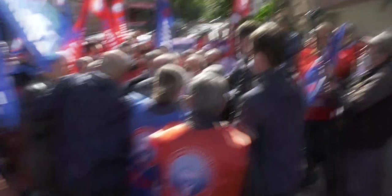 ANKARA'DA ÖĞRETMENLER, TALEPLERİNİ BAKANLIĞA İLETMEK İSTEDİ, POLİS YÜRÜMELERİNE İZİN VERMEDİ