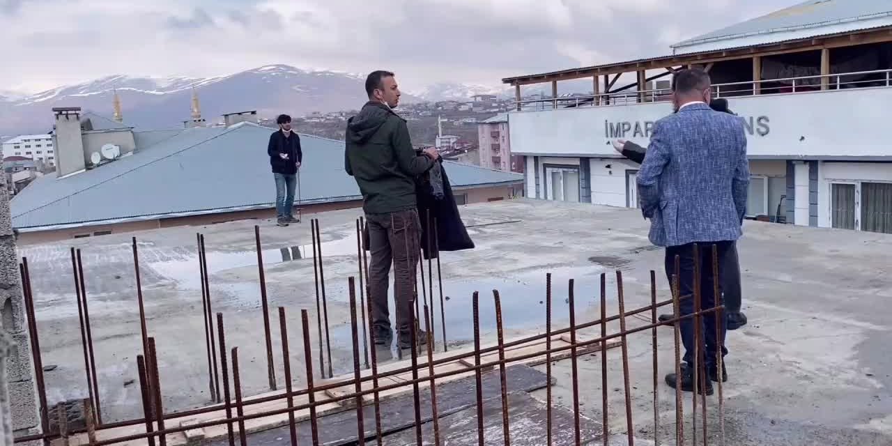 ARDAHAN'DA İNTİHAR GİRİŞİMİNDE BULUNAN BİR GENCİ BELEDİYE BAŞKANI FARUK DEMİR İKNA EDEREK AŞAĞI İNDİRDİ