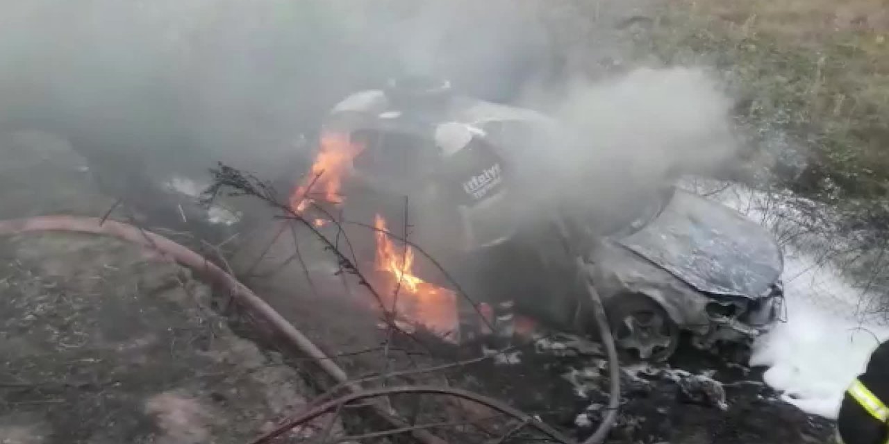 ŞARAMPOLE YUVARLANDIKTAN SONRA YANMAYA BAŞLAYAN OTOMOBİLDEN SON ANDA KURTULDU