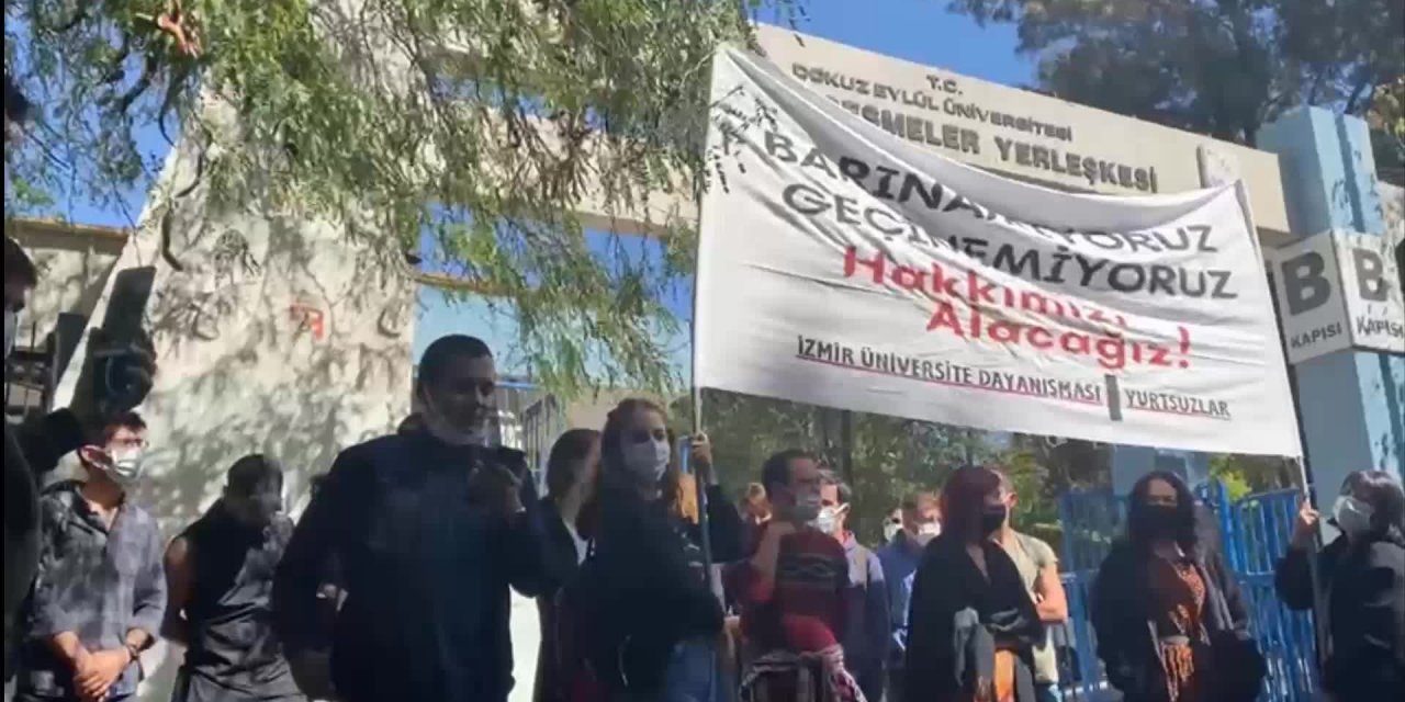 ÜNİVERSİTE ÖNÜNDE 'BARINAMIYORUZ' EYLEMİ: "EĞİTİMİMİZİ SÜRDÜREBİLMEMİZ İÇİN GÜNDE 10 SAAT GÜVENCESİZ İŞLERDE ÇALIŞMAK ZORUNDA KALIYORUZ"